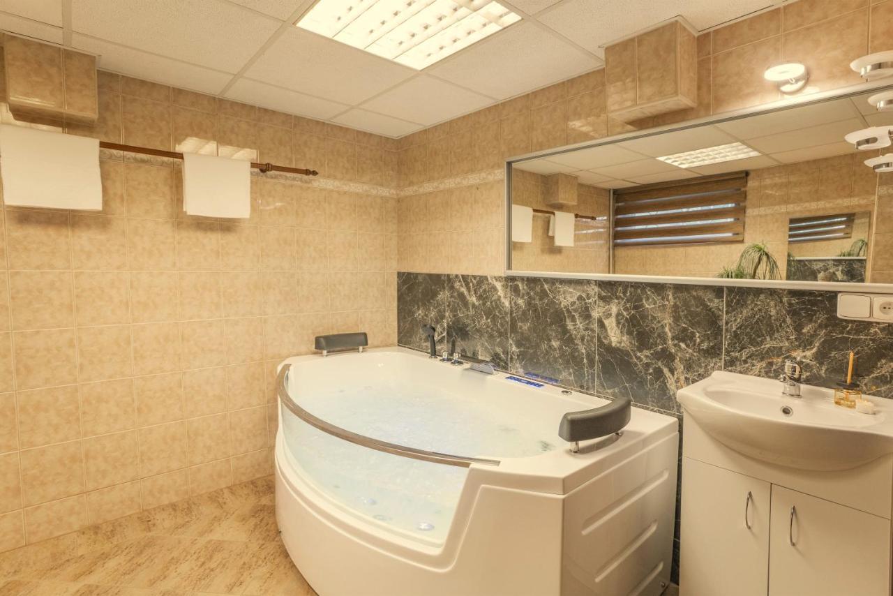 Wellness Studio! Finnish Sauna, Whirlpool, Gym & More! Prague Ngoại thất bức ảnh